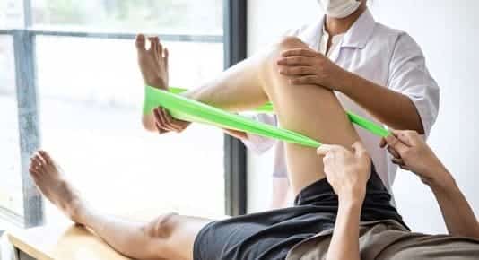 ejercicio terapéutico cinta elástica verde