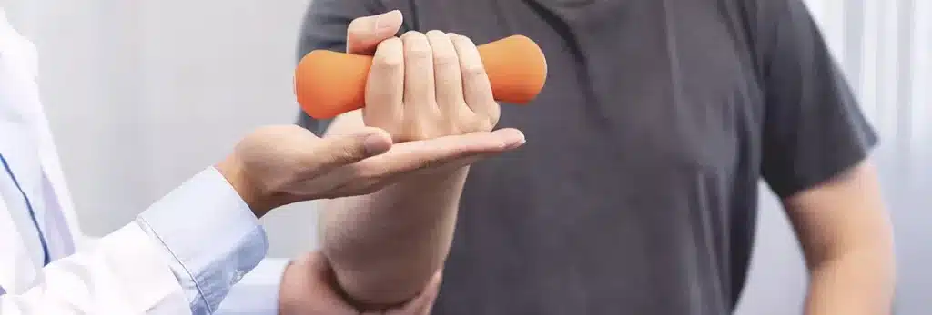 hombre sujetando pesa pequeña naranja