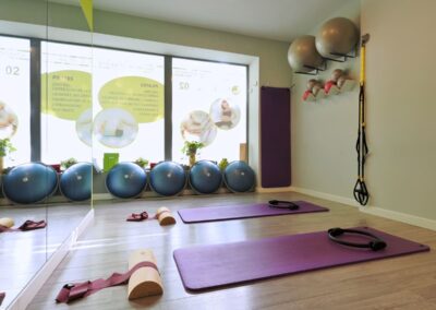sala de pilates con materal de ejercicios