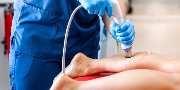 fisio aplicando ondas de choque fisio aplicando ondas de choque