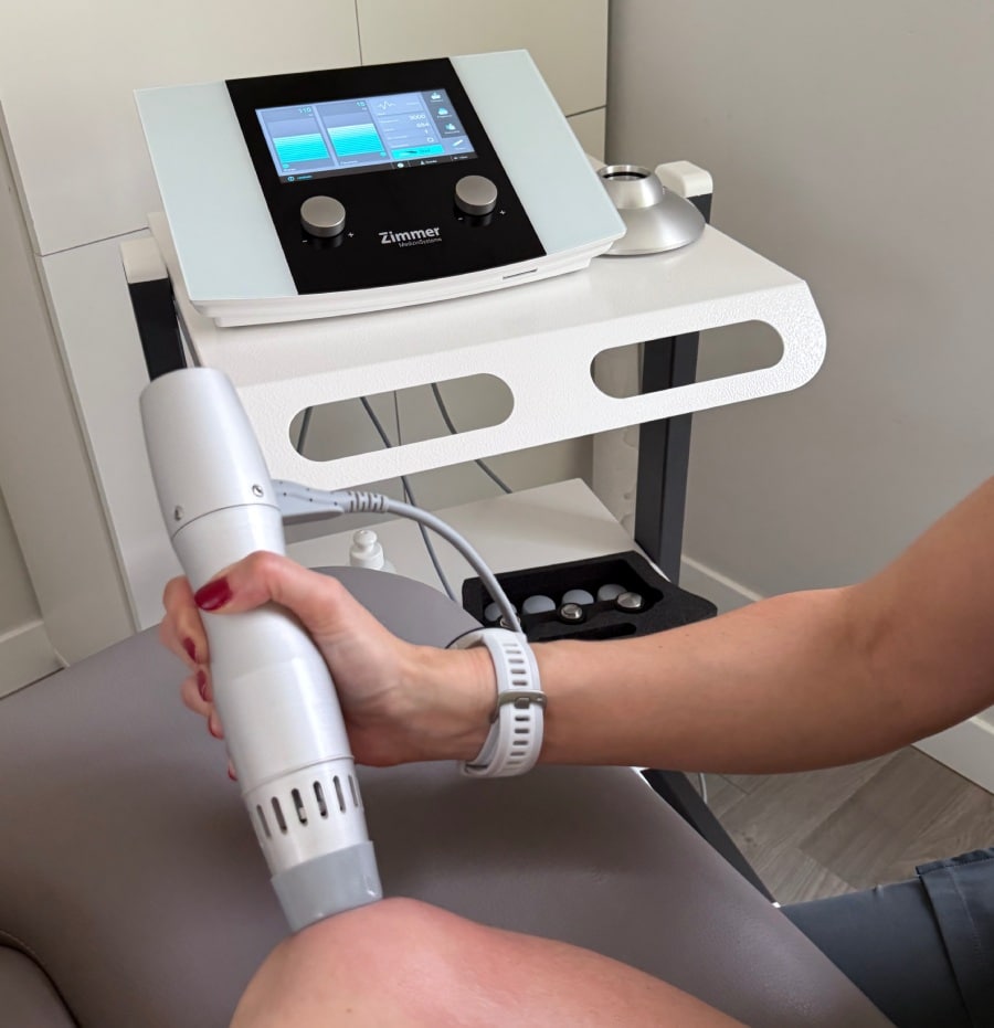 fisio aplicando ondas de choque en hombro