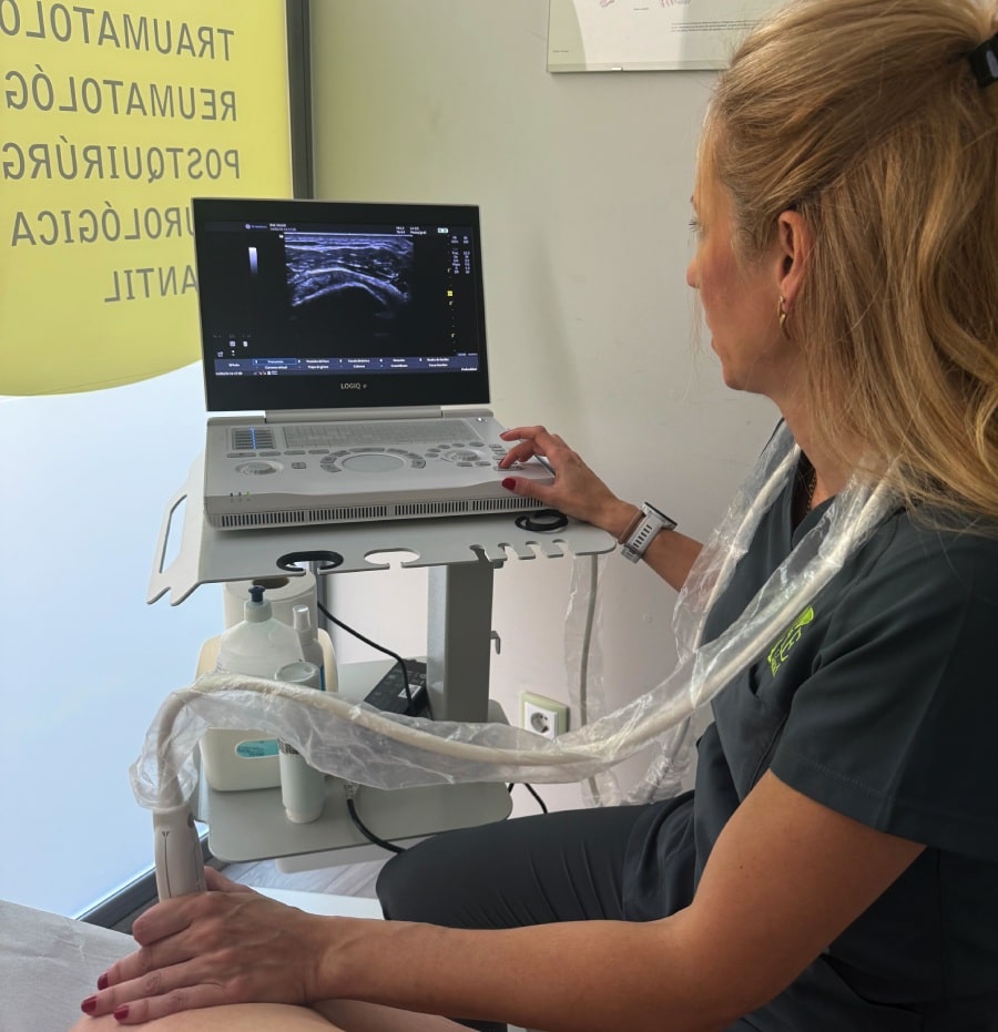 fisio haciendo ecografia